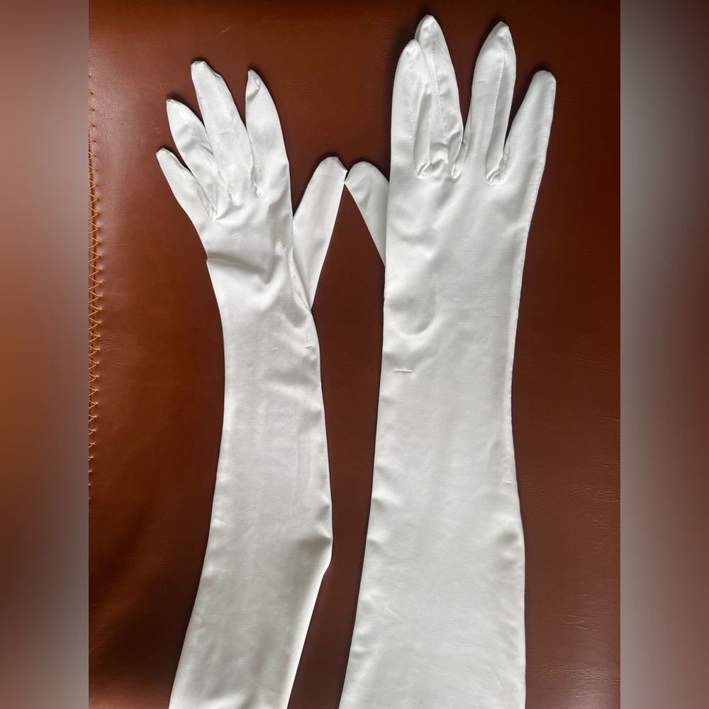 Elegant Satin stretch Gloves in ivory